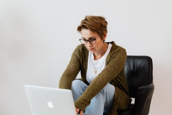 How to Reduce Sickness and Absenteeism with Ergonomic Saddle Chairs | Sit Healthier