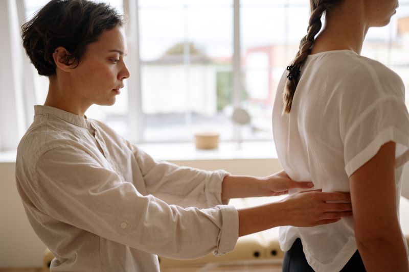 How a Saddle Chair Can Help Relieve Back Pain - Sit Healthier