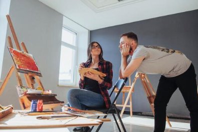 How Ergonomic Chairs help Artists: Pain-Free Painting, Tattooing & Creative Work - Sit Healthier