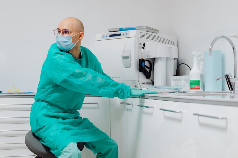 How Saddle Chairs Improve Posture and Reduce Pain in Dentistry - Sit Healthier