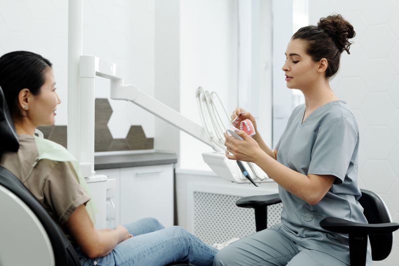 How Saddle Chairs Improve Posture and Reduce Pain in Dentistry - Sit Healthier