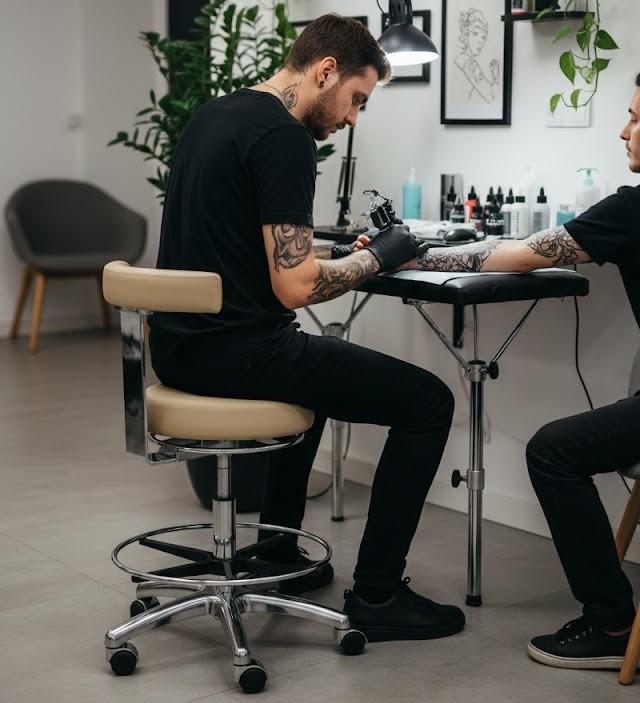How to Choose the Right Chair for Tattoo Artists and Creative Professionals