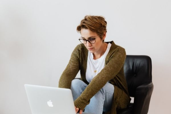 How to Reduce Sickness and Absenteeism with Ergonomic Saddle Chairs - Sit Healthier